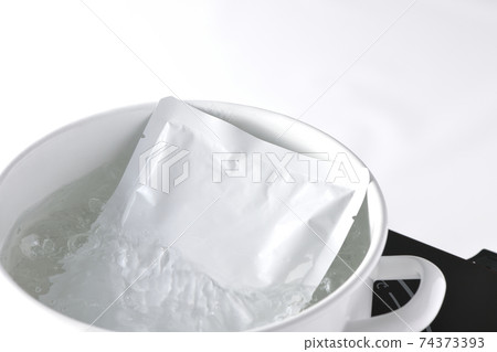 Warm the retort pack in a white pan using an IH cooking heater Warm the retort pack in a white pan using an IH cooking heater 74373393