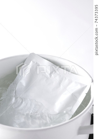 Warm the retort pack in a white pan using an IH cooking heater 74373395