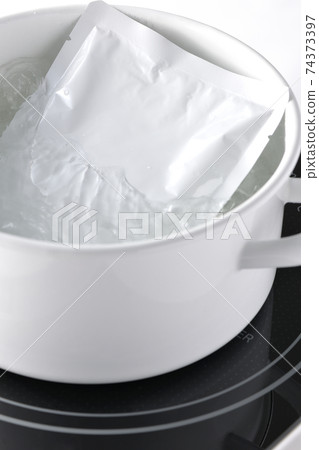 Warm the retort pack in a white pan using an IH cooking heater Warm the retort pack in a white pan using an IH cooking heater 74373397