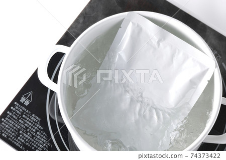 使用IH烹飪加熱器在白色鍋中加熱脫水缸包裝（俯視圖） 74373422