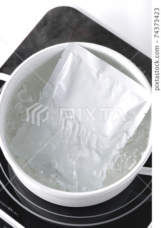 使用IH烹飪加熱器在白色鍋中加熱脫水缸包裝(俯視圖) 使用IH烹飪加熱器在白色鍋中加熱脫水缸包裝(俯視圖) 74373423