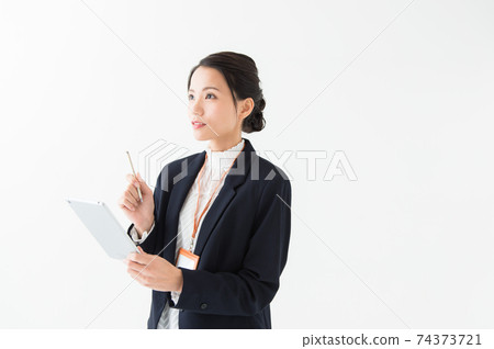 一位職業婦女使用平板電腦的照片 一位職業婦女使用平板電腦的照片 74373721