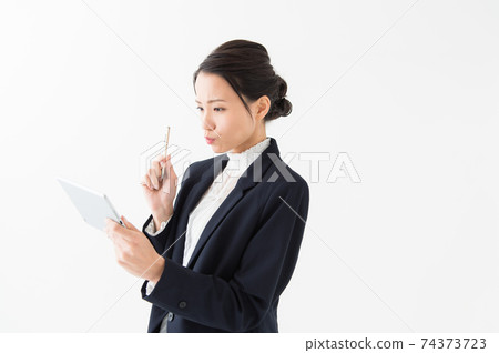 一個拿著平板電腦的女人的照片 一個拿著平板電腦的女人的照片 74373723