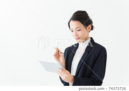 有平板設備的職業女性 有平板設備的職業女性 74373726