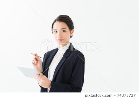 有片劑終端的一名婦女 有片劑終端的一名婦女 74373727
