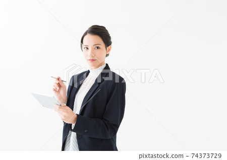 一個拿著平板電腦的女人的照片 一個拿著平板電腦的女人的照片 74373729