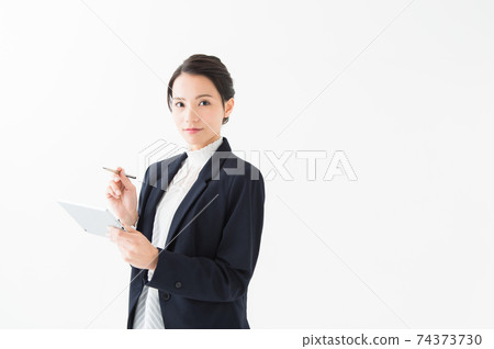 一位職業婦女使用平板電腦的照片 一位職業婦女使用平板電腦的照片 74373730