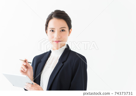 一個拿著平板電腦的女人的照片 一個拿著平板電腦的女人的照片 74373731