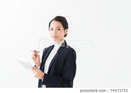 一個拿著平板電腦的女人的照片 一個拿著平板電腦的女人的照片 74373732