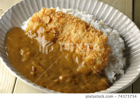 Cutlet curry with a large pork cutlet in the middle 74373734