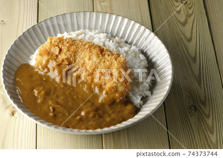 Cutlet curry with a large pork cutlet in the middle 74373744