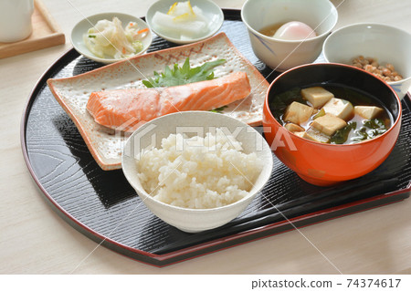 日式早餐，鹽烤三文魚，豆腐味o湯 74374617