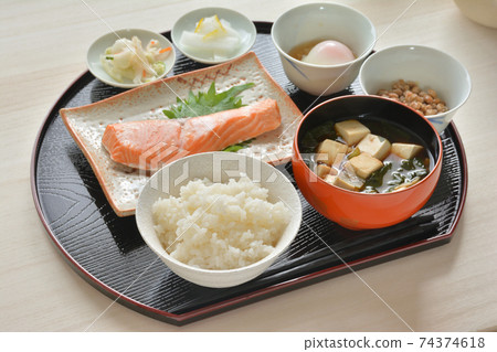 日式早餐，鹽烤三文魚，豆腐味o湯 74374618