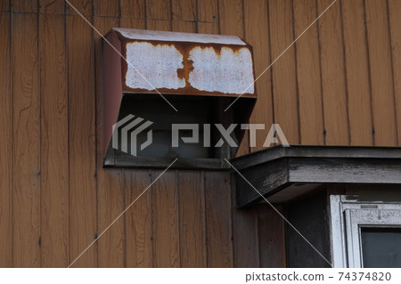 Old ventilation line cover Old ventilation line cover 74374820