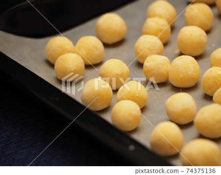 Making process of handmade egg bolo 74375136