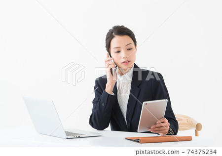 A woman in her 20s who is busy working 74375234