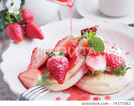草莓煎餅上的滴水糖漿 74377862