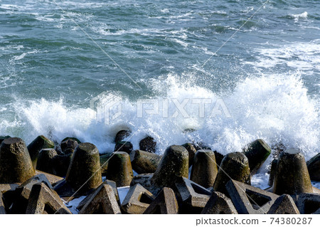 波浪在四腳架中破碎 波浪在四腳架中破碎 74380287