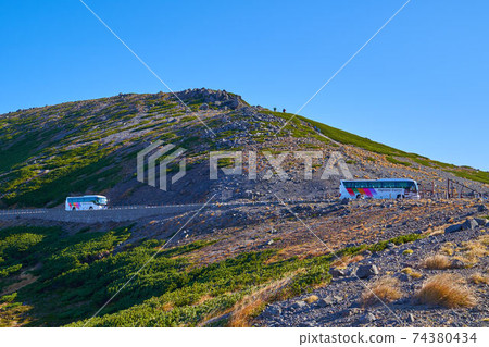岐阜縣(長野縣)從Norikura山的Fujimidake山的北邊,在Daikoku山腳下行駛的班車 岐阜縣(長野縣)從Norikura山的Fujimidake山的北邊,在Daikoku山腳下行駛的班車 74380434