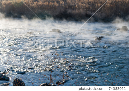 [Steam fog generated in Nakatsugawa in the early morning of January] 74382031