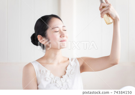 女人噴薄霧 74384150