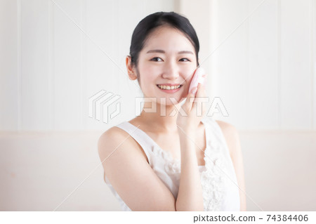 粉底,粉底和底妝的女性 粉底,粉底和底妝的女性 74384406