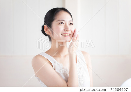 Women with foundation, powder and makeup Women with foundation, powder and makeup 74384407