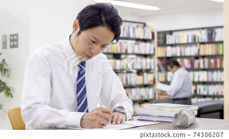 在圖書館學習的商人 在圖書館學習的商人 74386207