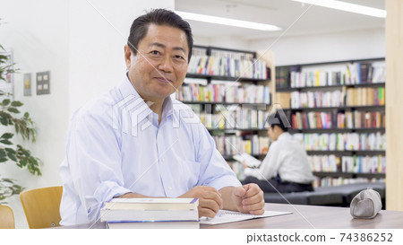 在圖書館學習的中老年人 在圖書館學習的中老年人 74386252