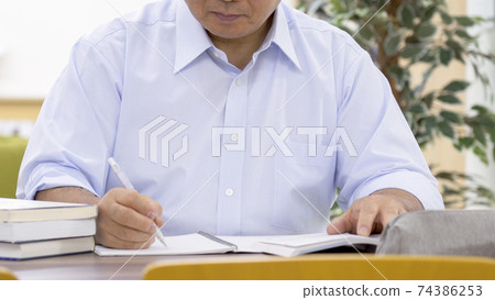 在圖書館學習的中老年人 在圖書館學習的中老年人 74386253