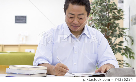 在圖書館學習的中老年人 在圖書館學習的中老年人 74386254