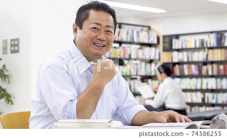 在圖書館學習的中老年人 在圖書館學習的中老年人 74386255