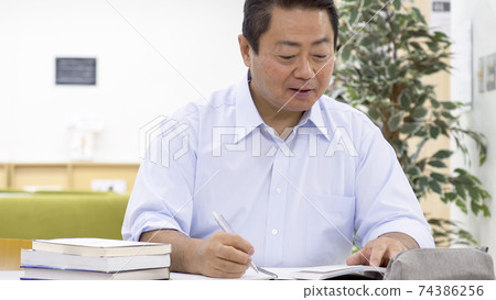 在圖書館學習的中老年人 在圖書館學習的中老年人 74386256