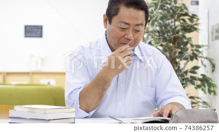 在圖書館學習的中老年人 在圖書館學習的中老年人 74386257