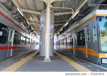 (Shonan Monorail) Mejiroyamashita Station 4 Monorail that crosses the platform 74387641