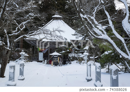 冬天的秋田大垣二人 74388026