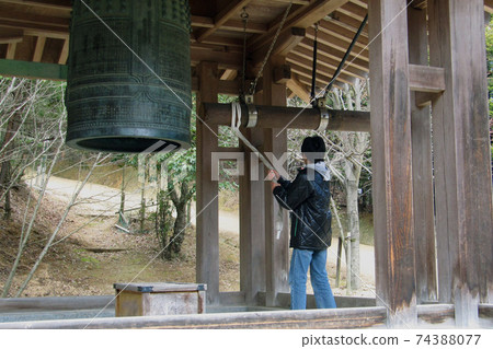 Scenery of a boy poking a bell / Shoshazan Engyo-ji Temple (Himeji City, Hyogo Prefecture) 74388077