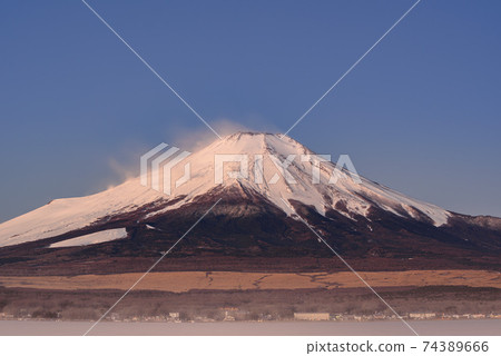 Lake Yamanaka and Mt. Fuji in the early morning Lake Yamanaka and Mt. Fuji in the early morning 74389666