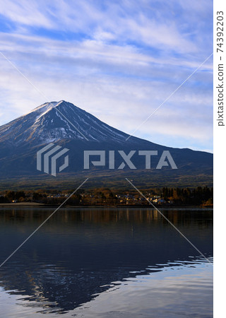 富士山倒掛在晴朗的冬日天空和川口湖中 富士山倒掛在晴朗的冬日天空和川口湖中 74392203
