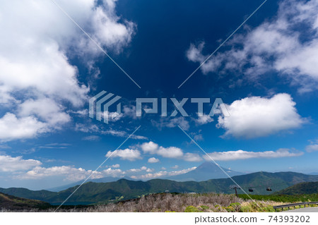 富士山,藍天和雲彩 富士山,藍天和雲彩 74393202