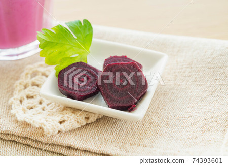 圓片的煮的甜菜 74393601