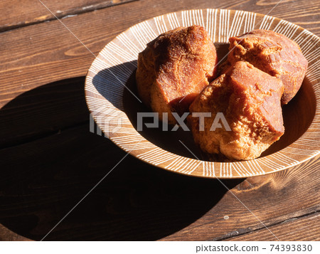 佐田安達吉的特寫鏡頭。來自沖繩的日本傳統油炸甜點。 74393830