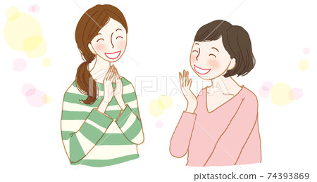 兩個女人面對面，聊得很開心。 74393869