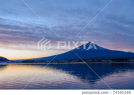 Upside-down Mt. Fuji reflected in Lake Kawaguchi in the early morning and a fantastic gradation of the sky Upside-down Mt. Fuji reflected in Lake Kawaguchi in the early morning and a fantastic gradation of the sky 74395289