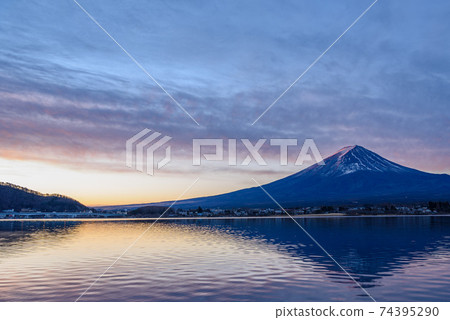 Upside down Mt. Fuji and Lake Kawaguchi at dawn 74395290