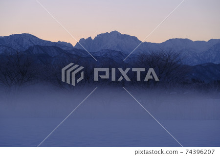 立山山脈在早晨 74396207