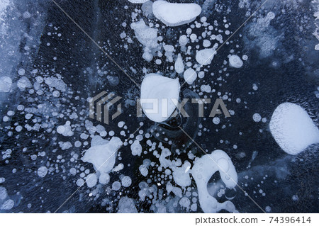 北海道努卡比拉湖上的冰泡 74396414