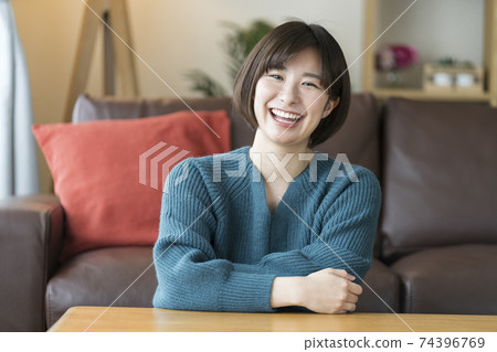 Arasa女人微笑著看著相機 74396769