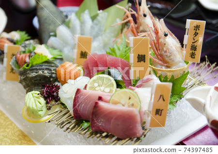 生魚片金槍魚Hamachi蝦海鯛Sazae生魚片 74397485