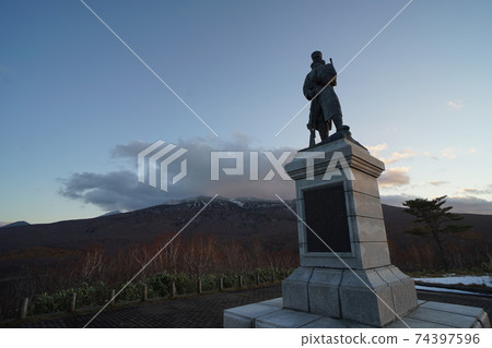 黃昏時的雕像 黃昏時的雕像 74397596